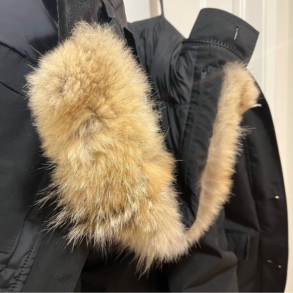 CANADA GOOSE - Buttoned/ Zippered Winter Coat - Mint Condition - Women’s M - Picture 2 of 14